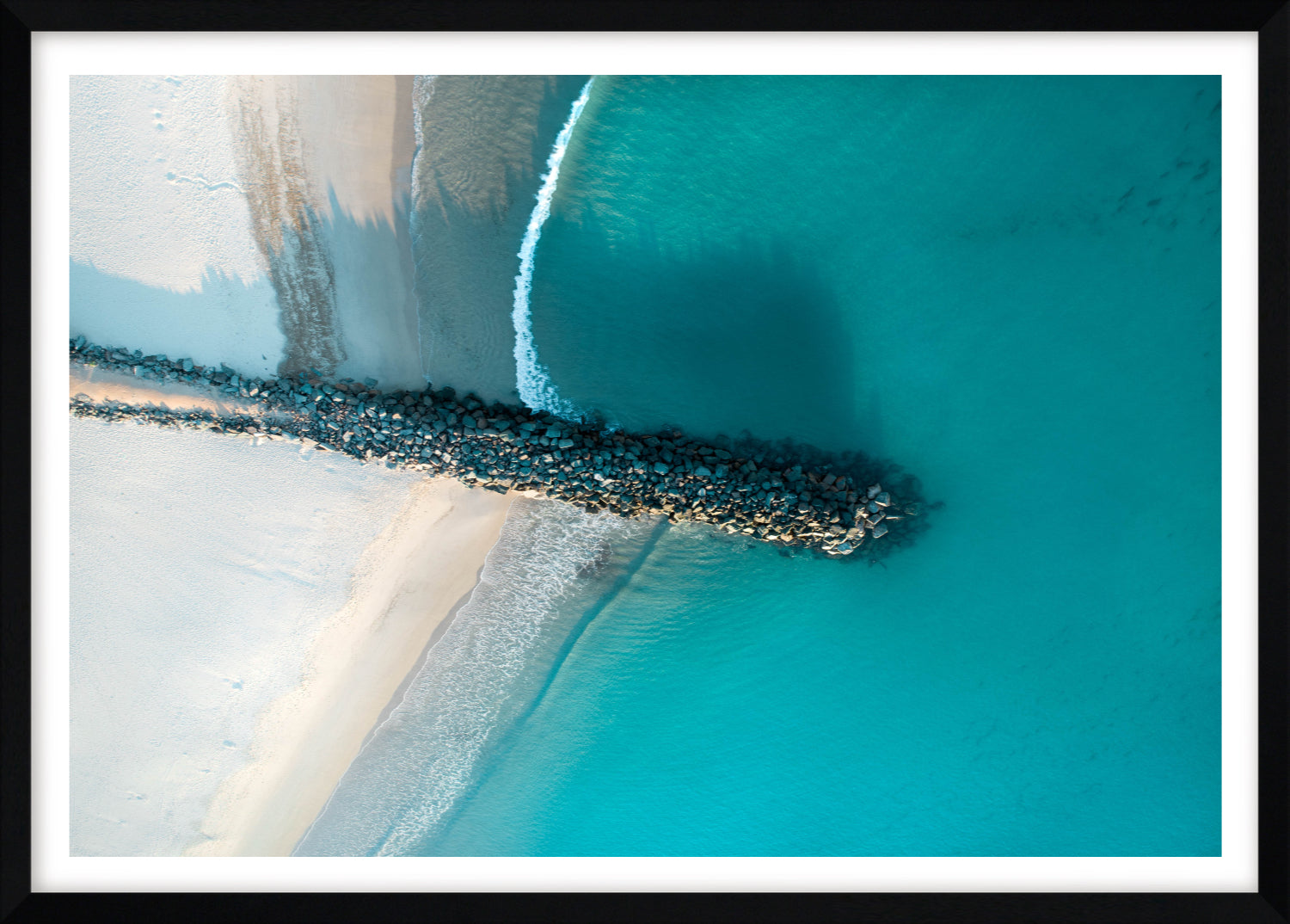 フォトプリント「Noosa #2」BLUE. MAGAZINE ORIGINAL noosa_black.jpg?v=1752998765