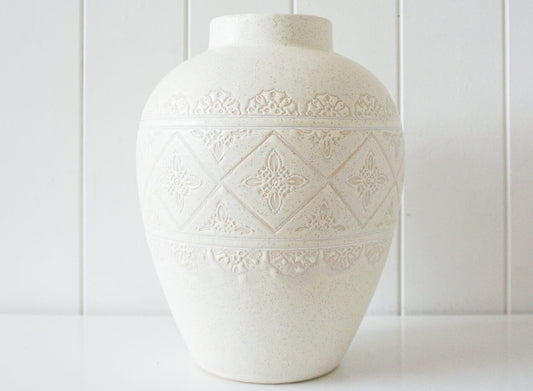 vase antique white patterned 20x25 2